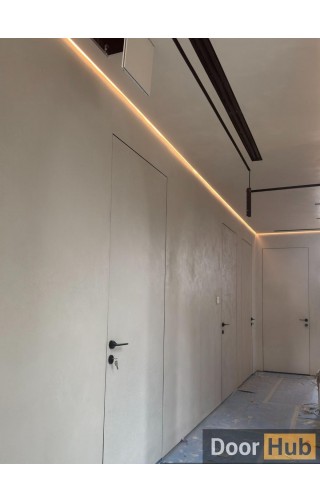 قوة التصميم المتناسق في التصميمات الداخلية الحديثة: الأبواب، والألواح الجانبية، وفجوات الظل من Doorhub